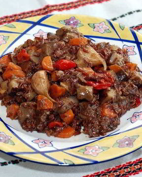 Красный рис с грибами и овощами