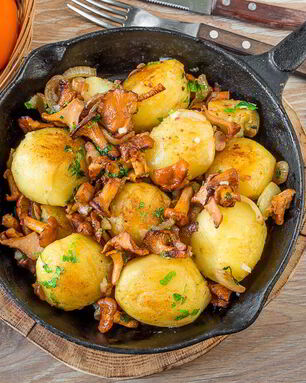 Молодой картофель с лисичками и луком
