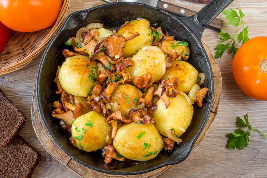 Рецепт молодой картофель с лисичками и луком