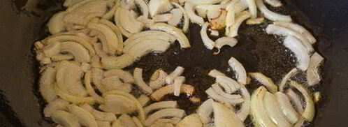 молодой картофель с лисичками и луком. Шаг 3