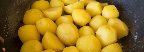 молодой картофель с лисичками и луком. Шаг 5