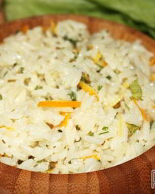 Отварной рис с чесноком и розмарином