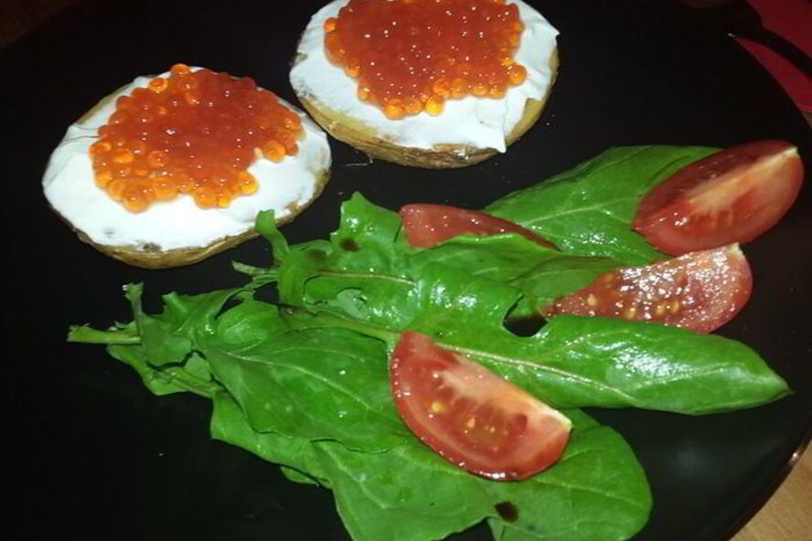 Рецепт печеный картофель с красной икрой