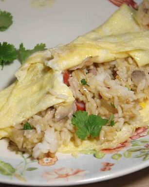 Пряный рис с яйцом и беконом