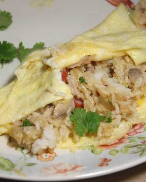 Пряный рис с яйцом и беконом