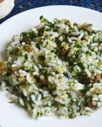 Рис со шпинатом и изюмом