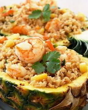 Тайский рис с креветками в ананасе