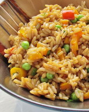 Жареный рис с овощами