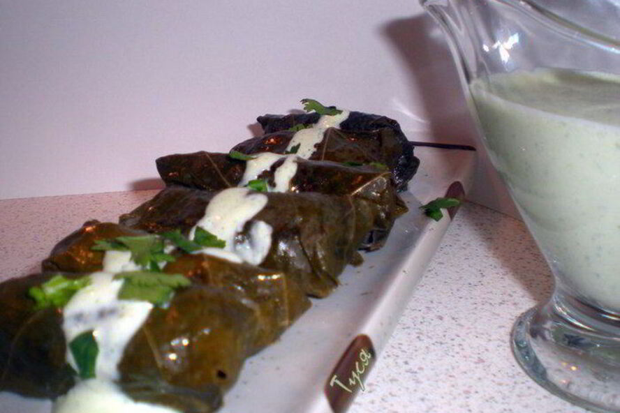 Рецепт долма с бараниной под сметанно-чесночным соусом