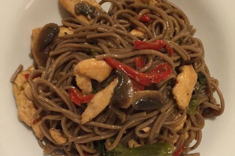 Рецепт гречневая лапша с курицей и овощами