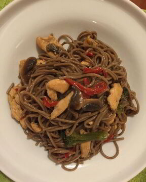 Гречневая лапша с курицей и овощами