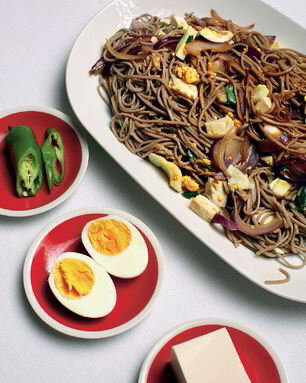 Гречневая лапша с яйцами и сыром тофу