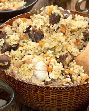 Белые грибы в казане с рисом и мясом