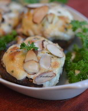 Фаршированные грибы с крабовым соусом