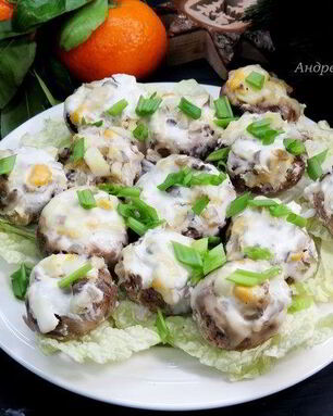 Фаршированные шампиньоны под сметанным соусом