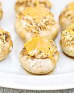 Грибные шляпки, фаршированные сырно-мясной начинкой