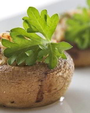 Грибы, фаршированные рикоттой и луком