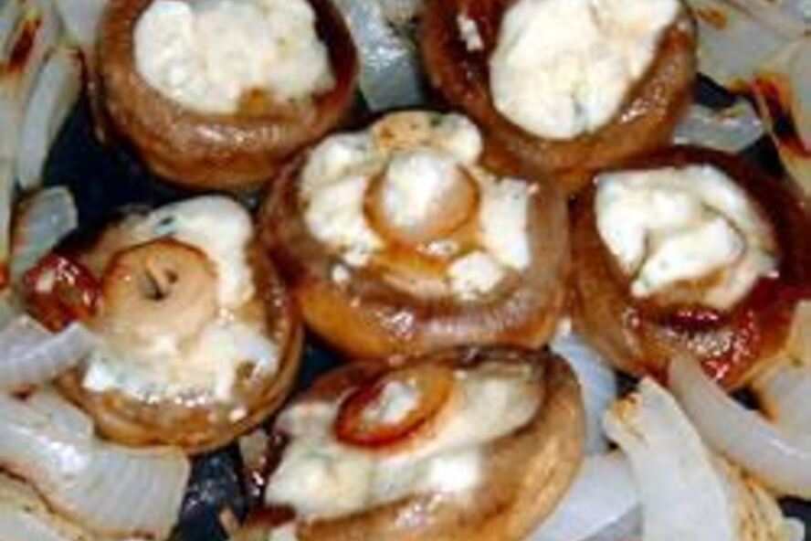 Рецепт грибы на гриле, с луком и сыром горгондзола
