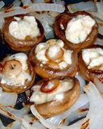 Грибы на гриле, с луком и сыром Горгондзола