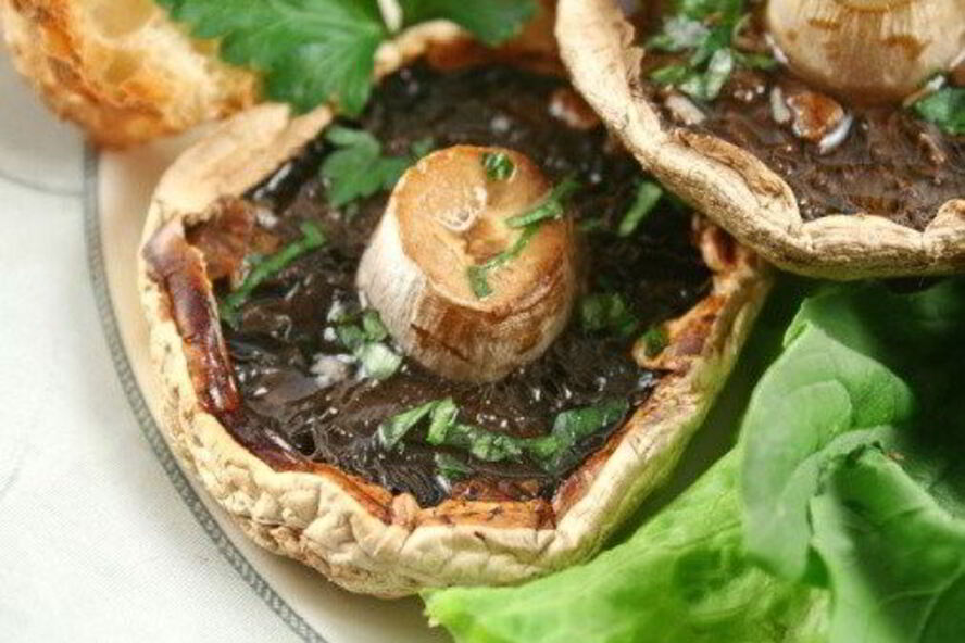 Рецепт грибы на гриле с трюфельным маслом, рукколой и пармезаном