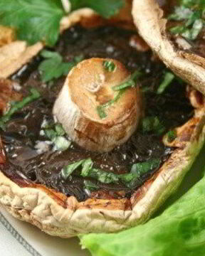 Грибы на гриле с трюфельным маслом, рукколой и пармезаном