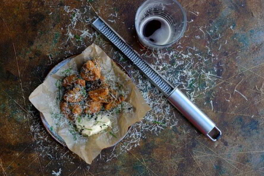 Рецепт хрустящие шампиньоны с соусом айоли и трюфельным маслом