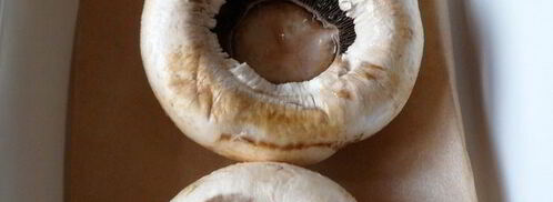 шампиньоны, фаршированные перепелиными яйцами. Шаг 3