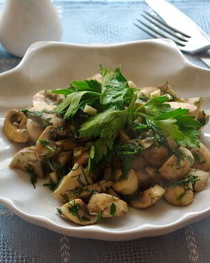 Шампиньоны с чесноком и зеленью