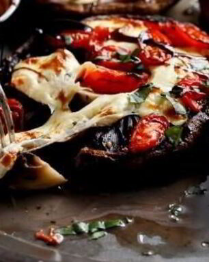 Шампиньоны с помидорами и чесночным маслом