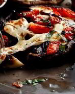 Шампиньоны с помидорами и чесночным маслом