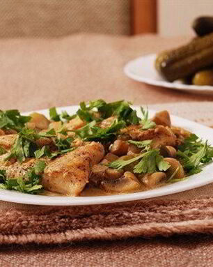 Тушеные грибы в винном соусе