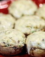 Запеченные грибы, фаршированные курицей и сыром