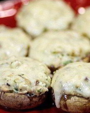 Запеченные грибы, фаршированные курицей и сыром