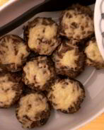 Запеченные шампиньоны, фаршированные курицей и луком