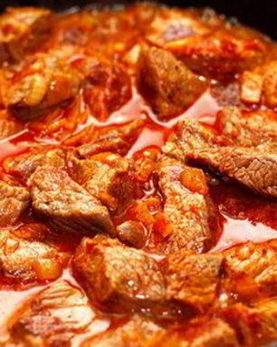 Гуляш говяжий с овощами в мультиварке