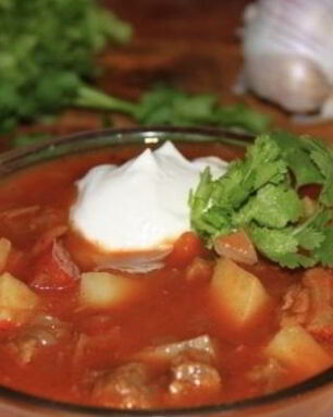 Гуляш из говядины с паприкой