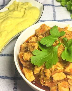 Гуляш из курицы с пюре из цветной капусты