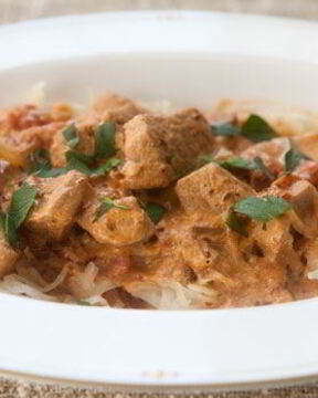 Гуляш из курицы со сметаной