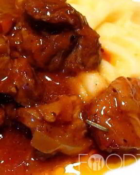 Гуляш из свинины с подливкой