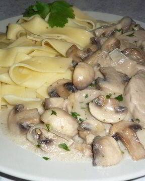 Гуляш из свинины с шампиньонами