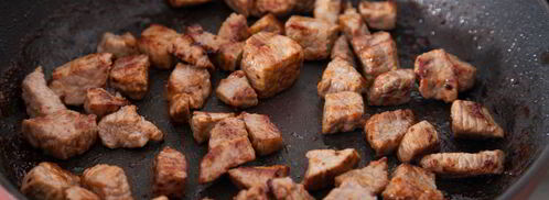 гуляш из телятины с маринованными огурчиками. Шаг 3