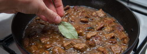 гуляш из телятины с маринованными огурчиками. Шаг 7