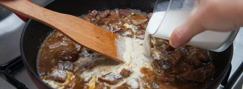 гуляш из телятины с маринованными огурчиками. Шаг 8