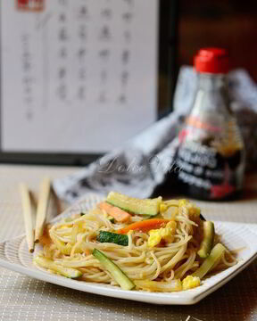 Кантонская лапша с овощами, грибами и яйцом