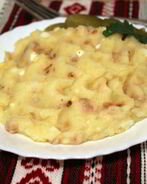 Картофельное пюре с беконом, луком и вареным яйцом