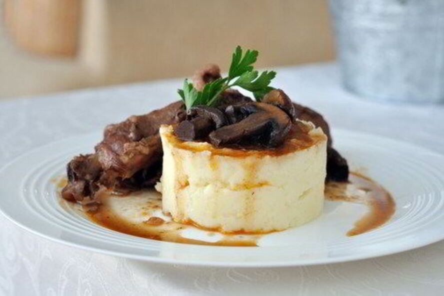 Рецепт картофельное пюре с голубым сыром и соусом из грибов с карамелизованным луком