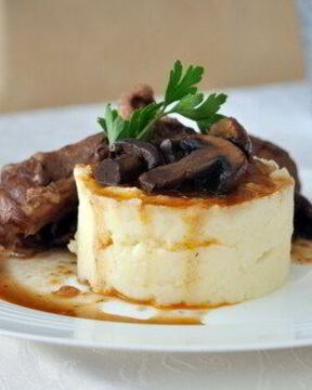 Картофельное пюре с голубым сыром и соусом из грибов с карамелизованным луком