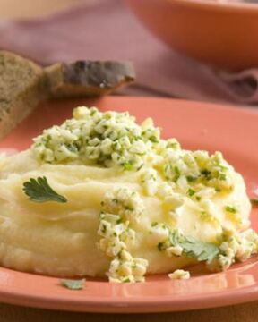 Картофельное пюре с яйцом и маслом