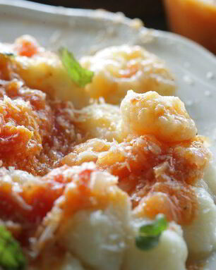 Картофельные ньокки с соусом из помидоров и базиликом