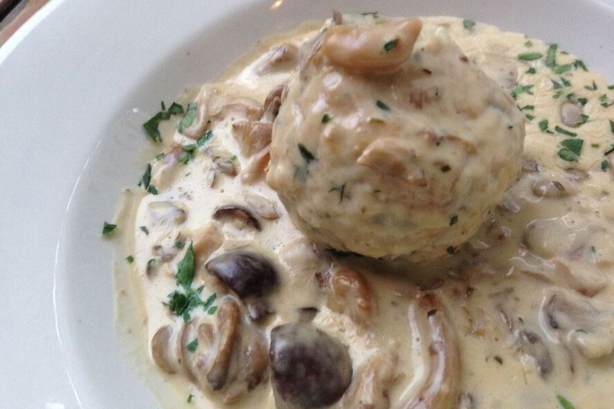 Рецепт хлебные клецки в сливочном соусе с грибами